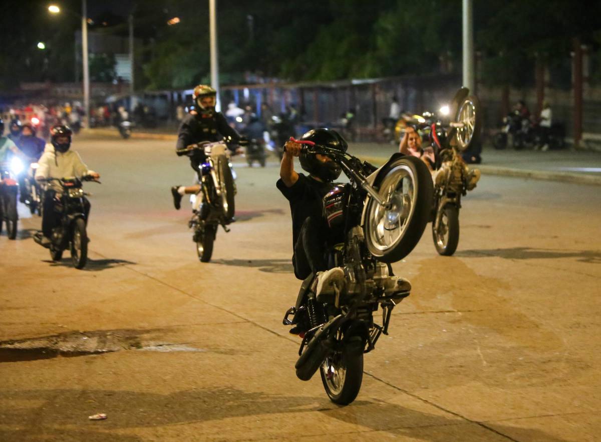 Acróbatas en motocicletas atentan contra la seguridad vial