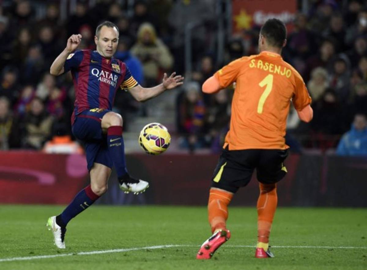 Barcelona remonta al Villarreal y sigue a la estela del Real Madrid