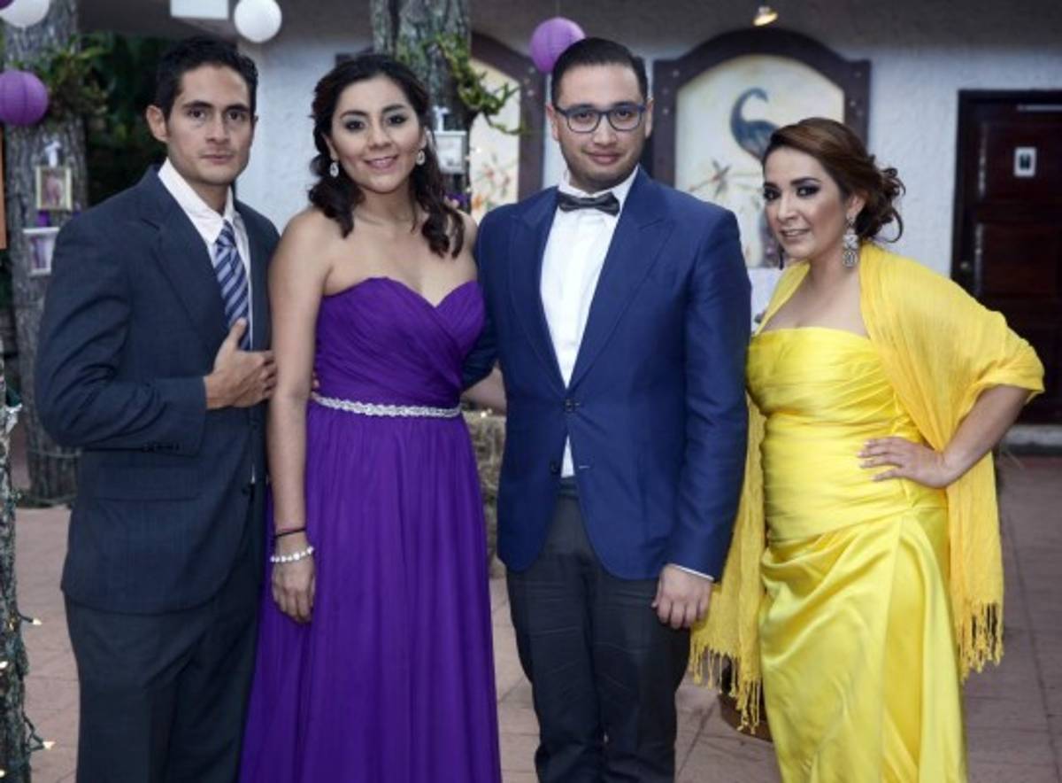 Una promesa de amor sellada en el jardín