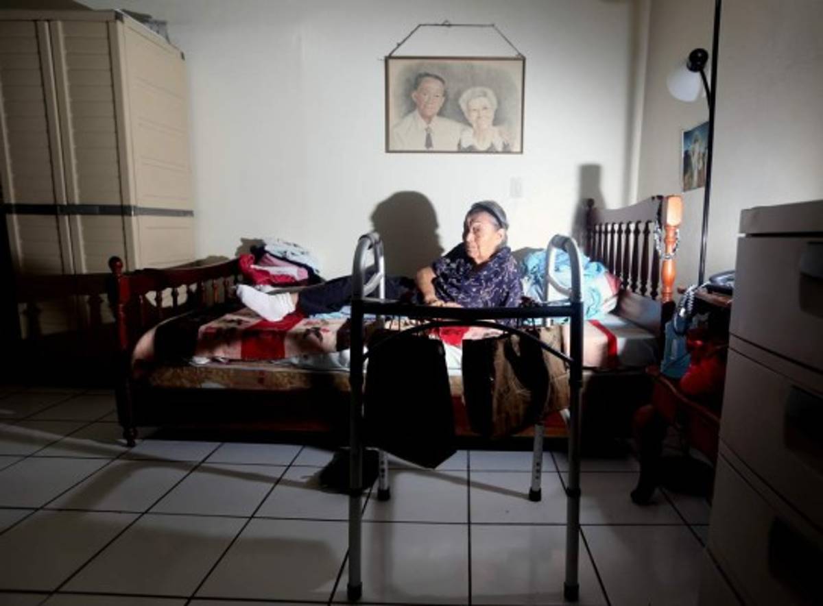 María Jeny Canales, de 96 años, fue maestra de educación primaria y obtuvo varios títulos profesionales en el extranjero.