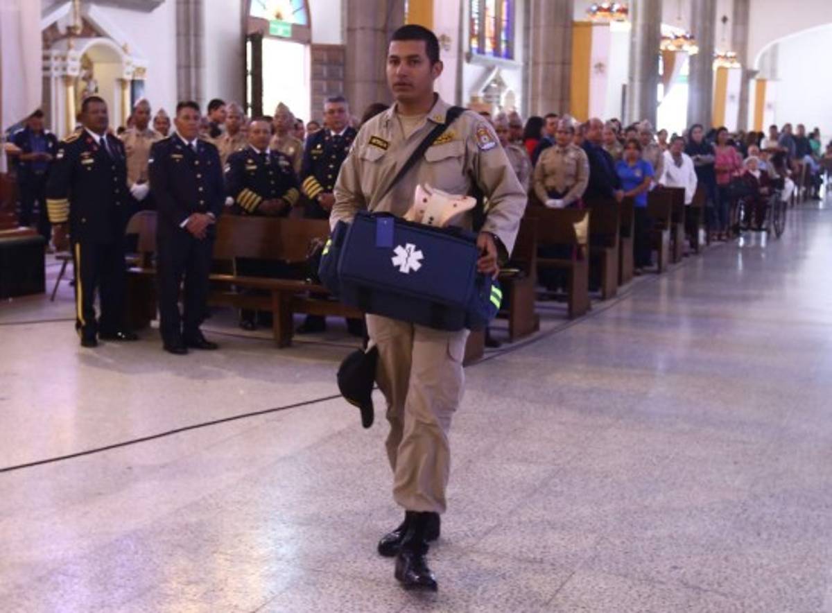 Bomberos ofrendan a la Virgen de Suyapa sus herramientas de trabajo