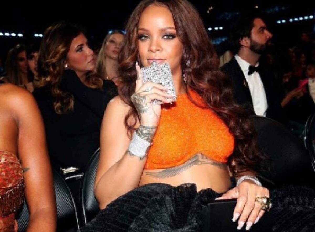 Rihanna no soltó su pequeño envase para portar alcohol en ningún momento de la ceremonia. Foto Twitter @emece
