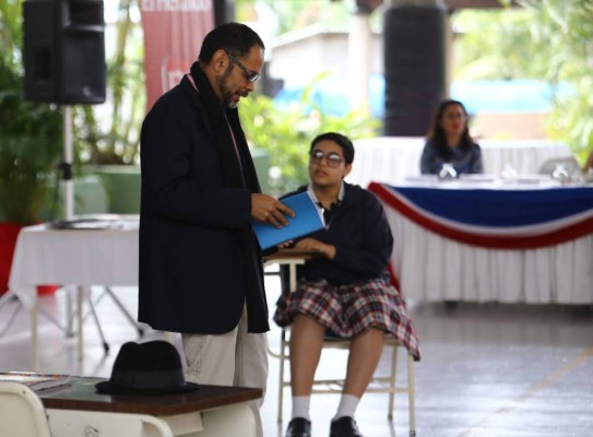 Venus Ixchel Mejía ganó el Certamen de Nacional de Narrativa Breve﻿ Julio César Anariba