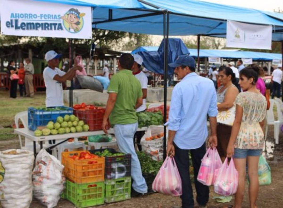 Bajan las verduras en la feria El Lempirita