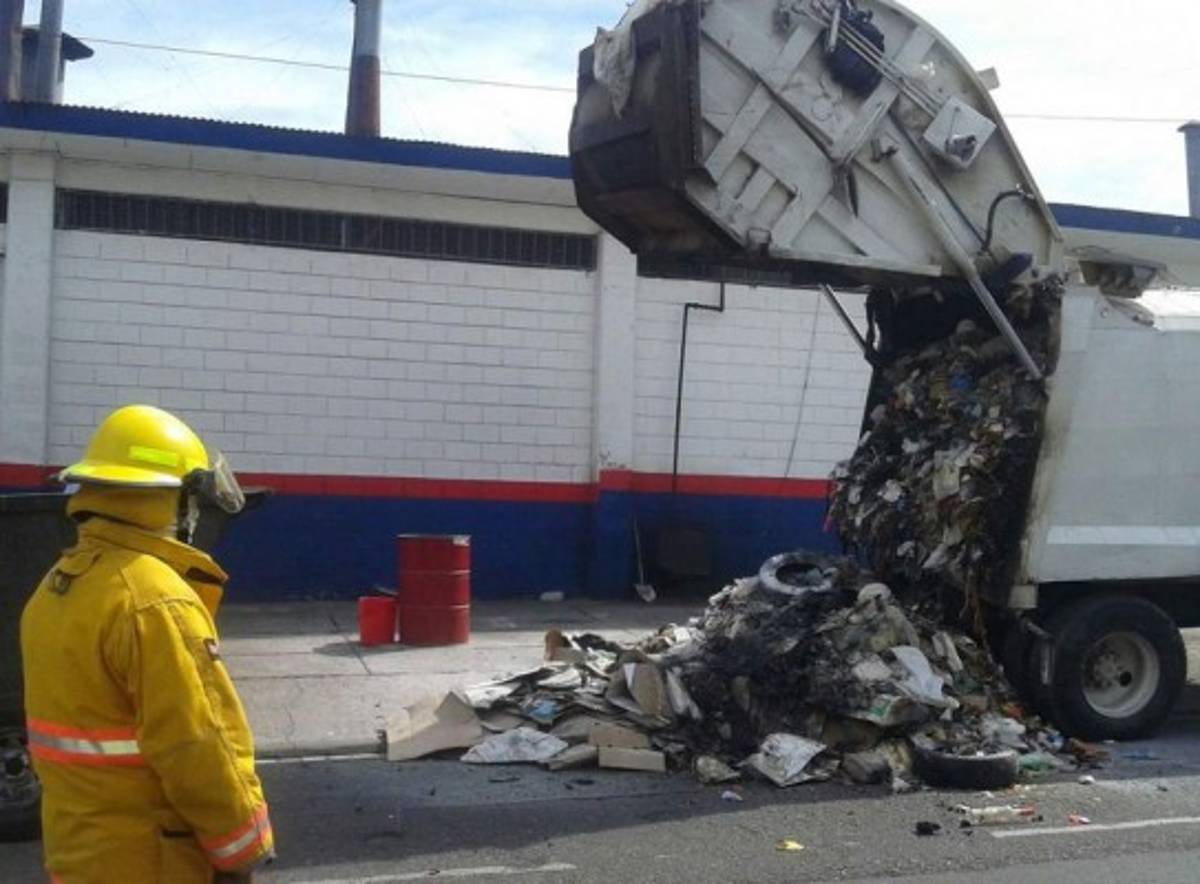 Camión de basura, a punto de agarrar fuego