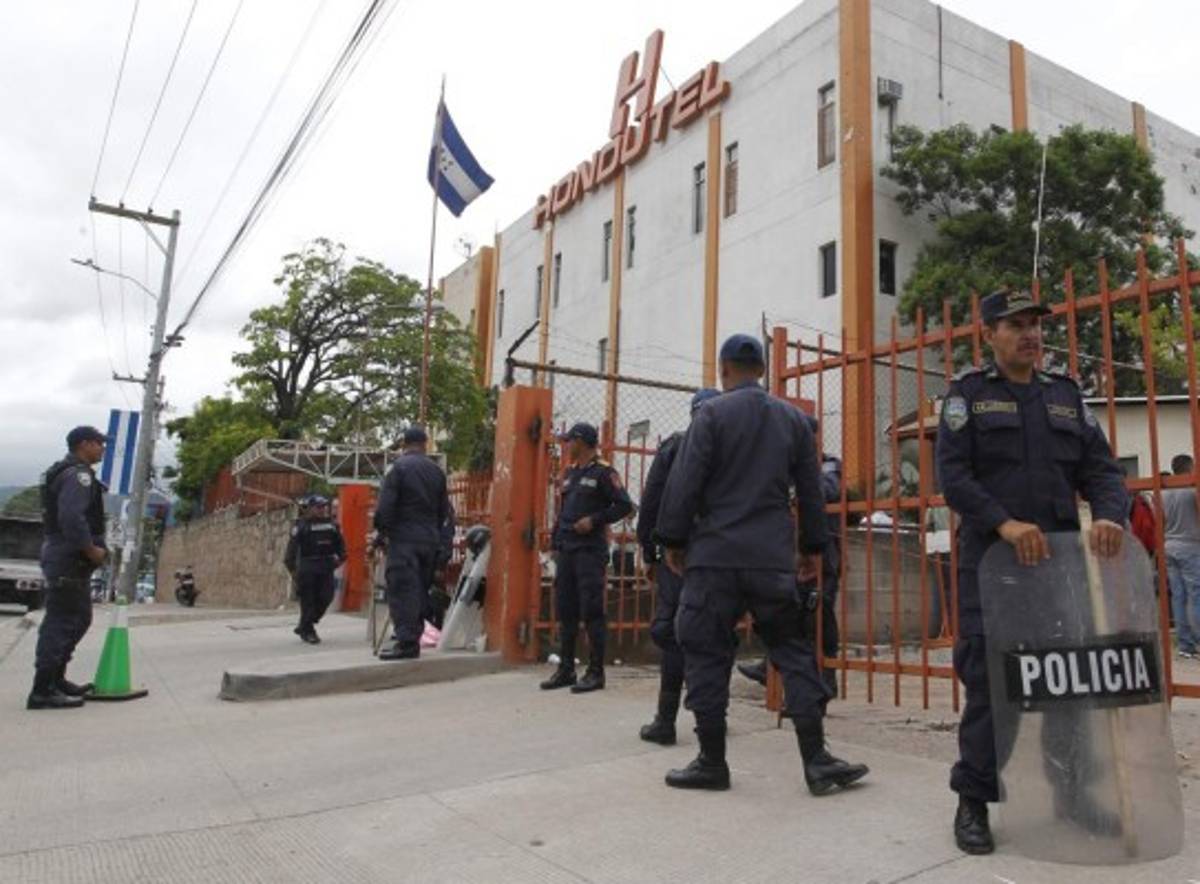 Suspenden a funcionarios con sueldos superiores a 80 mil lempiras