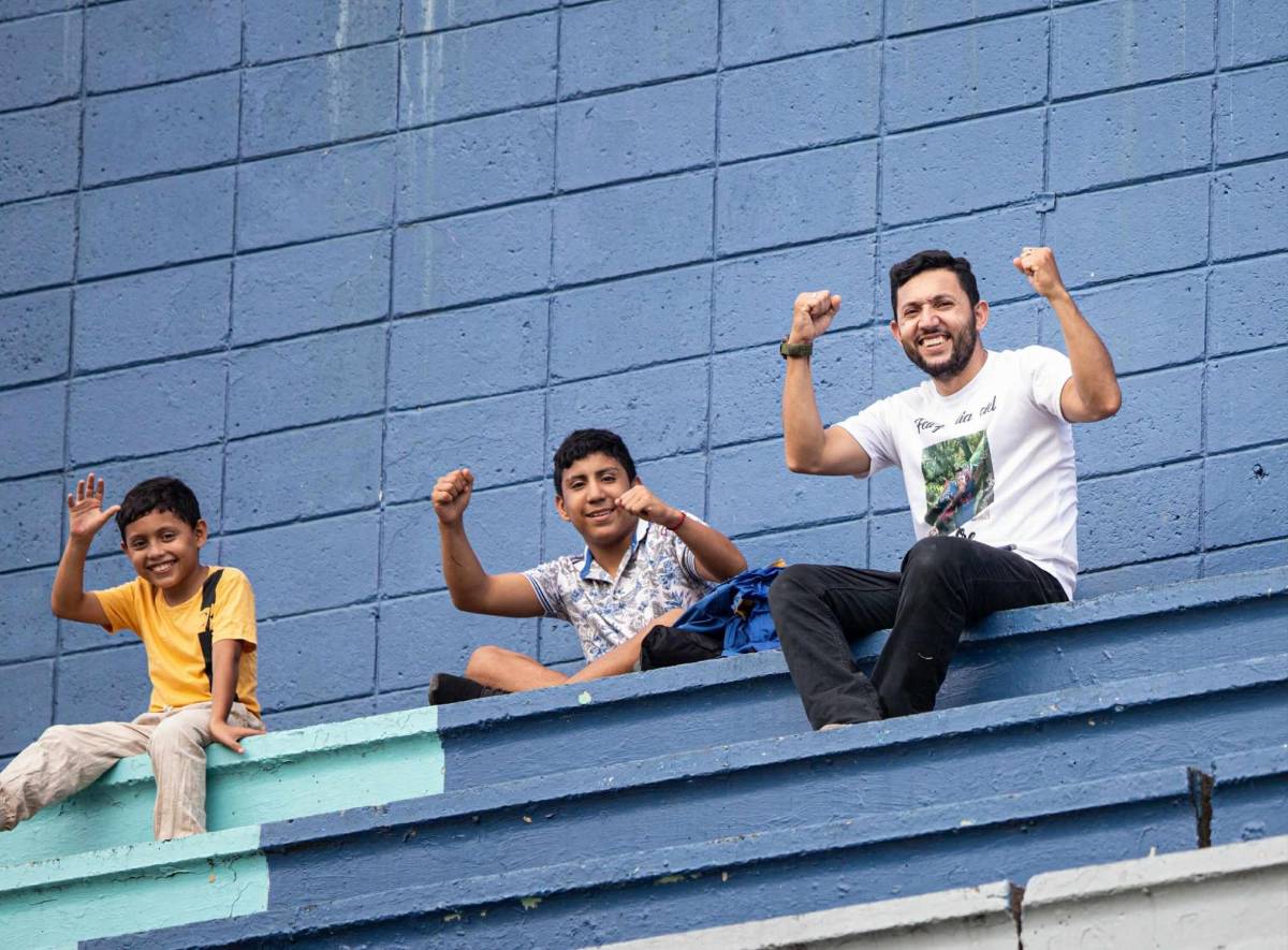 Lindas chicas y siguieron el ejemplo de los tiktokers: Así se vive la previa del Real España-Juticalpa