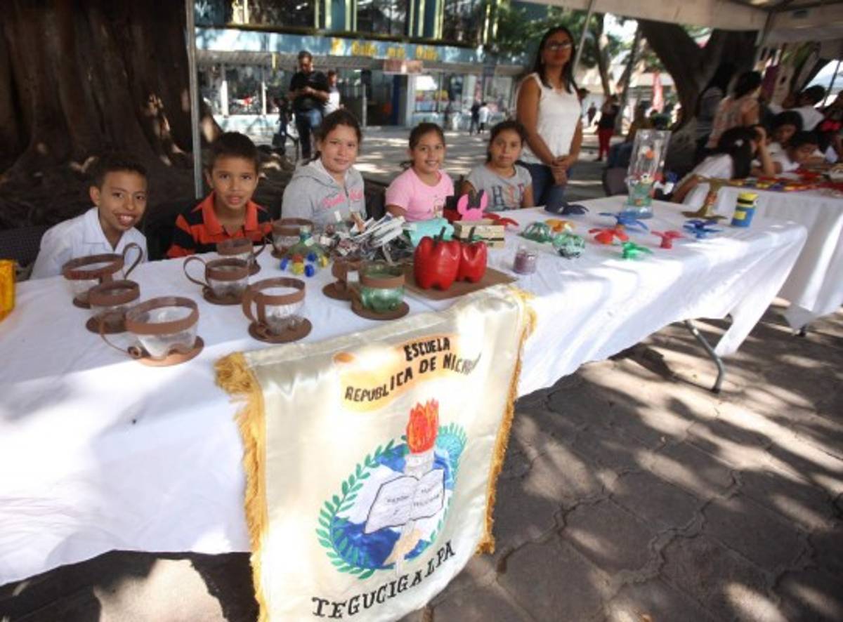 Megaexpoferia del reciclaje cautiva a decenas de clientes en la capital de Honduras
