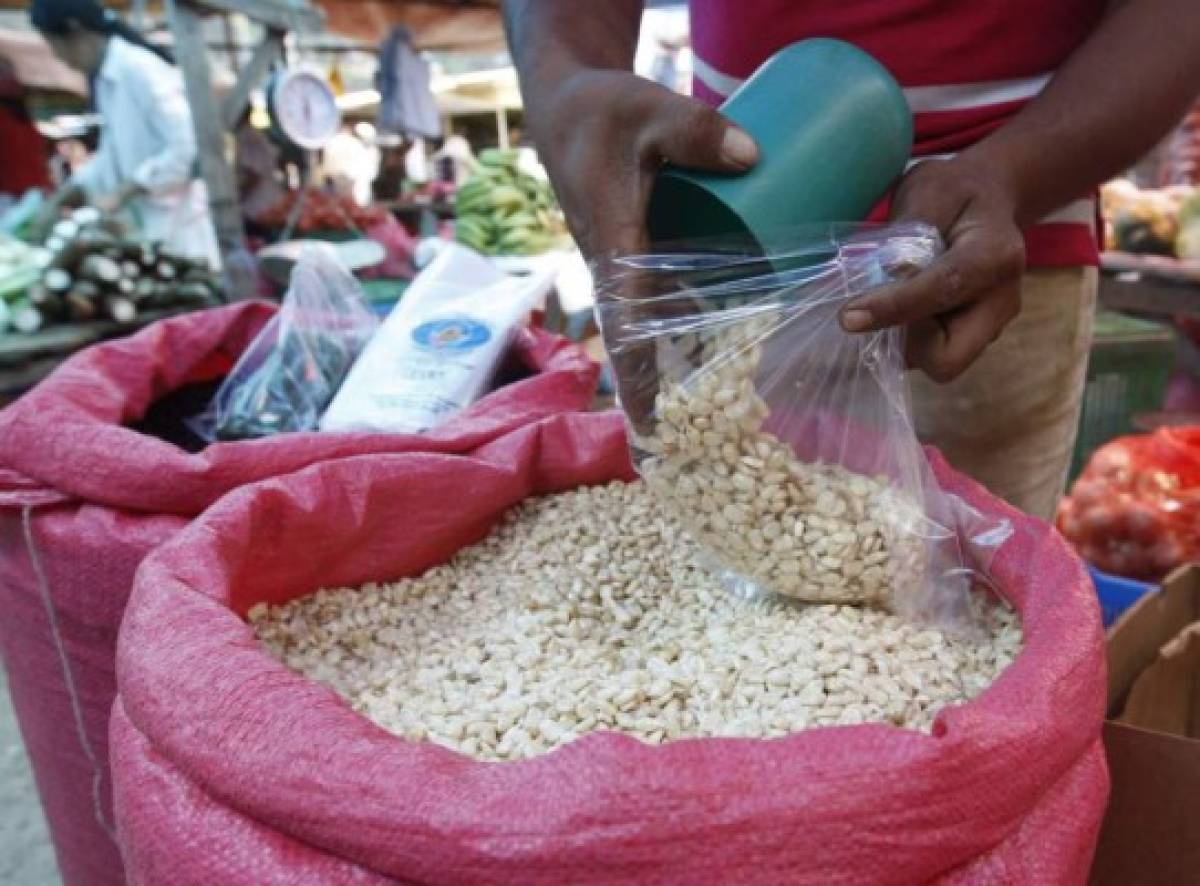 Bajan los precios del frijol rojo y del maíz en mercados de Tegucigalpa