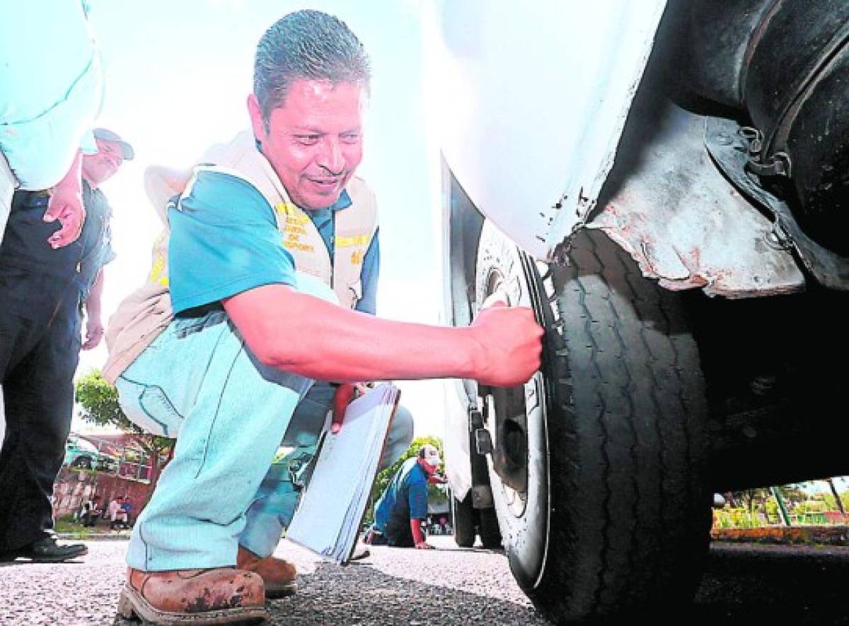 Autos sin placas y nuevos serán los primeros en usar calcomanía