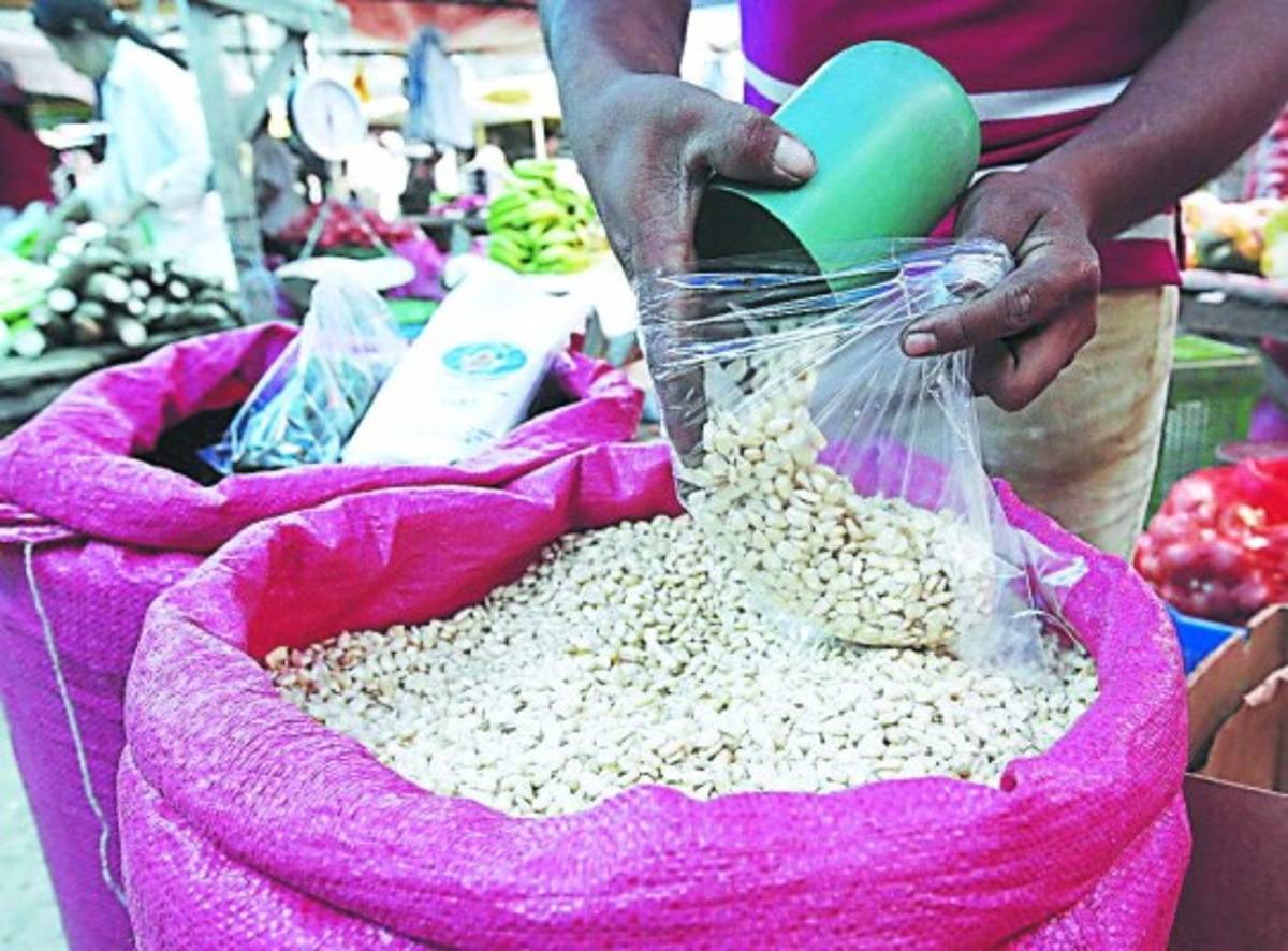 Medida de maíz blanco baja a 17 lempiras en la capital