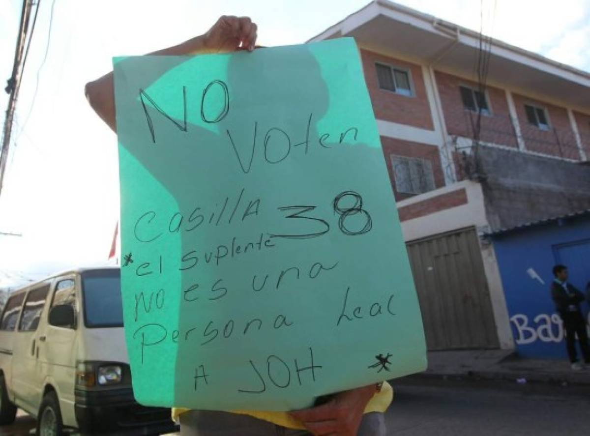 Las personas sin credenciales culparon al suplente de la casilla 38 y lo acusan de no ser leal al Partido Nacional (Foto: Johny Magallanes/ El Heraldo Honduras/ Noticias de Honduras)