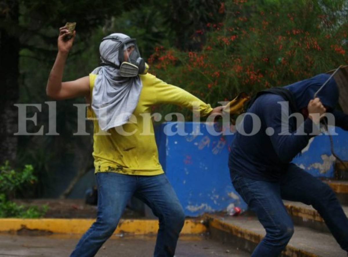 Miembros del MEU protestan frente a UNAH tras dilatarse elección de nueva Junta Universitaria