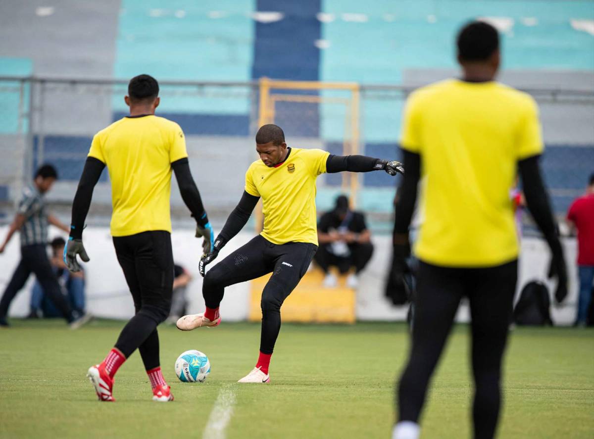 Lindas chicas y siguieron el ejemplo de los tiktokers: Así se vive la previa del Real España-Juticalpa