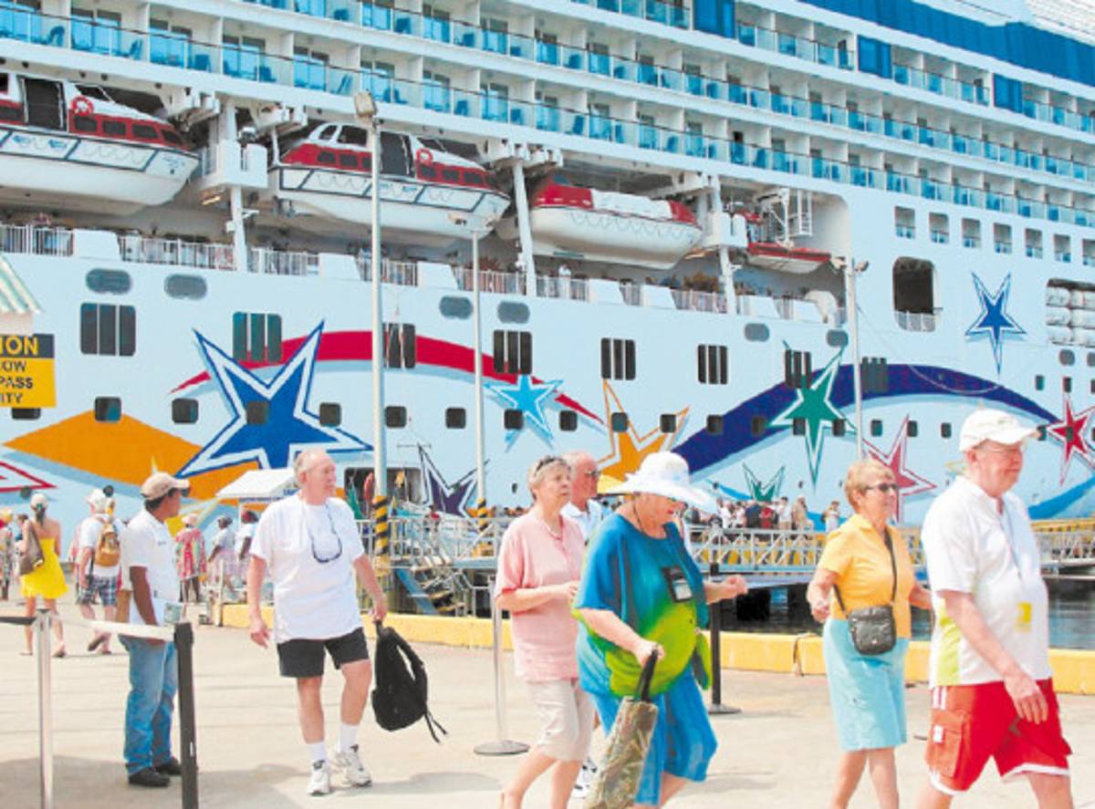 Turistas aplazan viaje a Roatán por impuesto