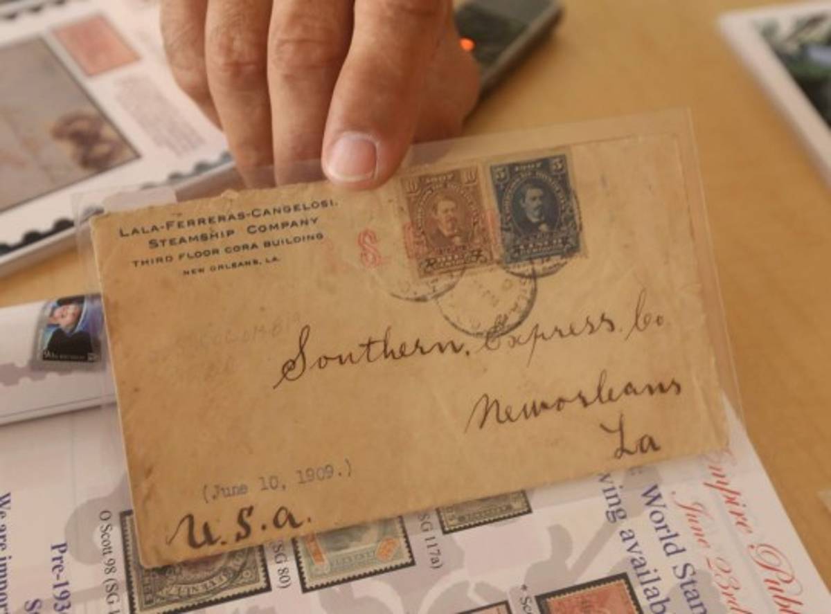 Coleccionistas de la historia plasmada en piezas postales