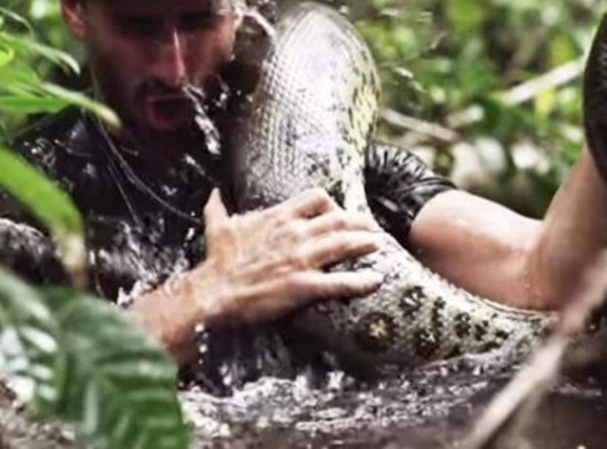 Se hizo tragar por una anaconda y lo muestra en video