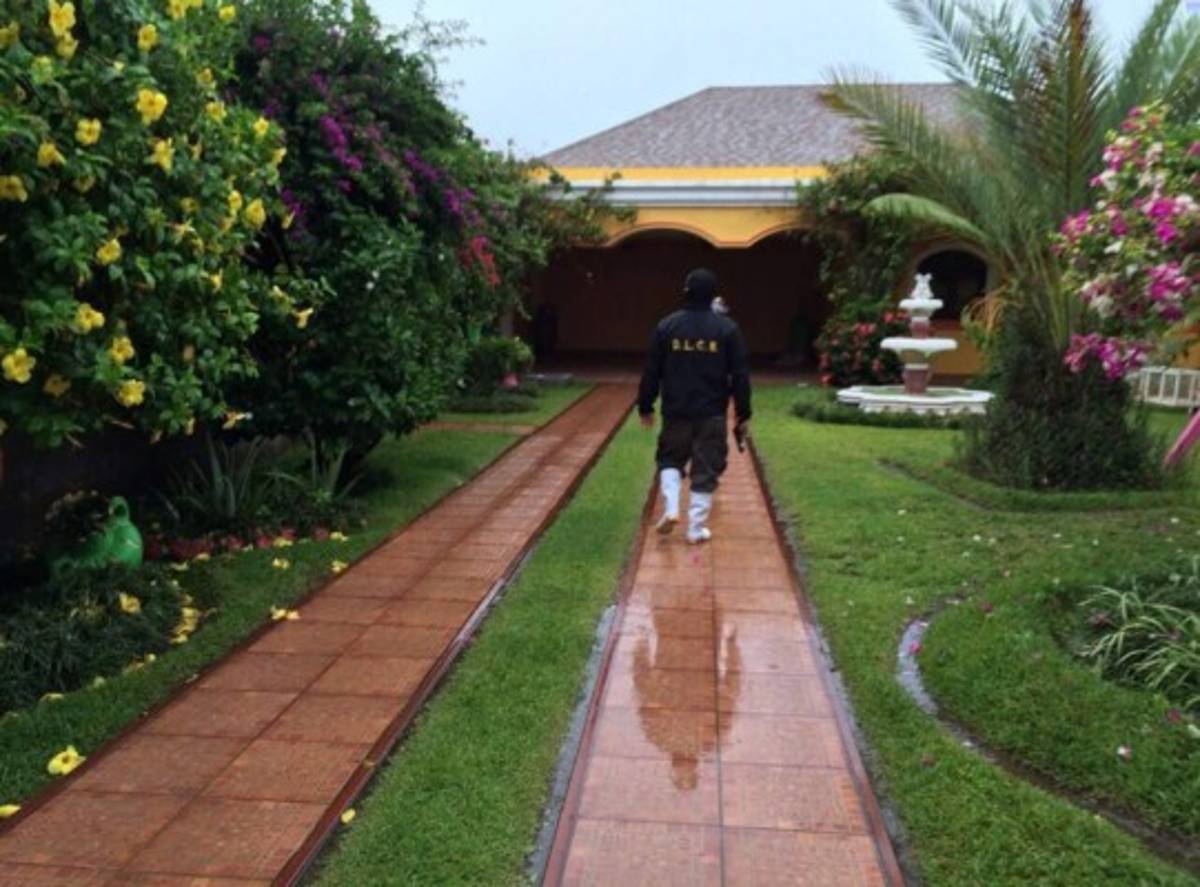 Encuentran autos clásicos y de lujo a narco hondureño preso en Estados Unidos