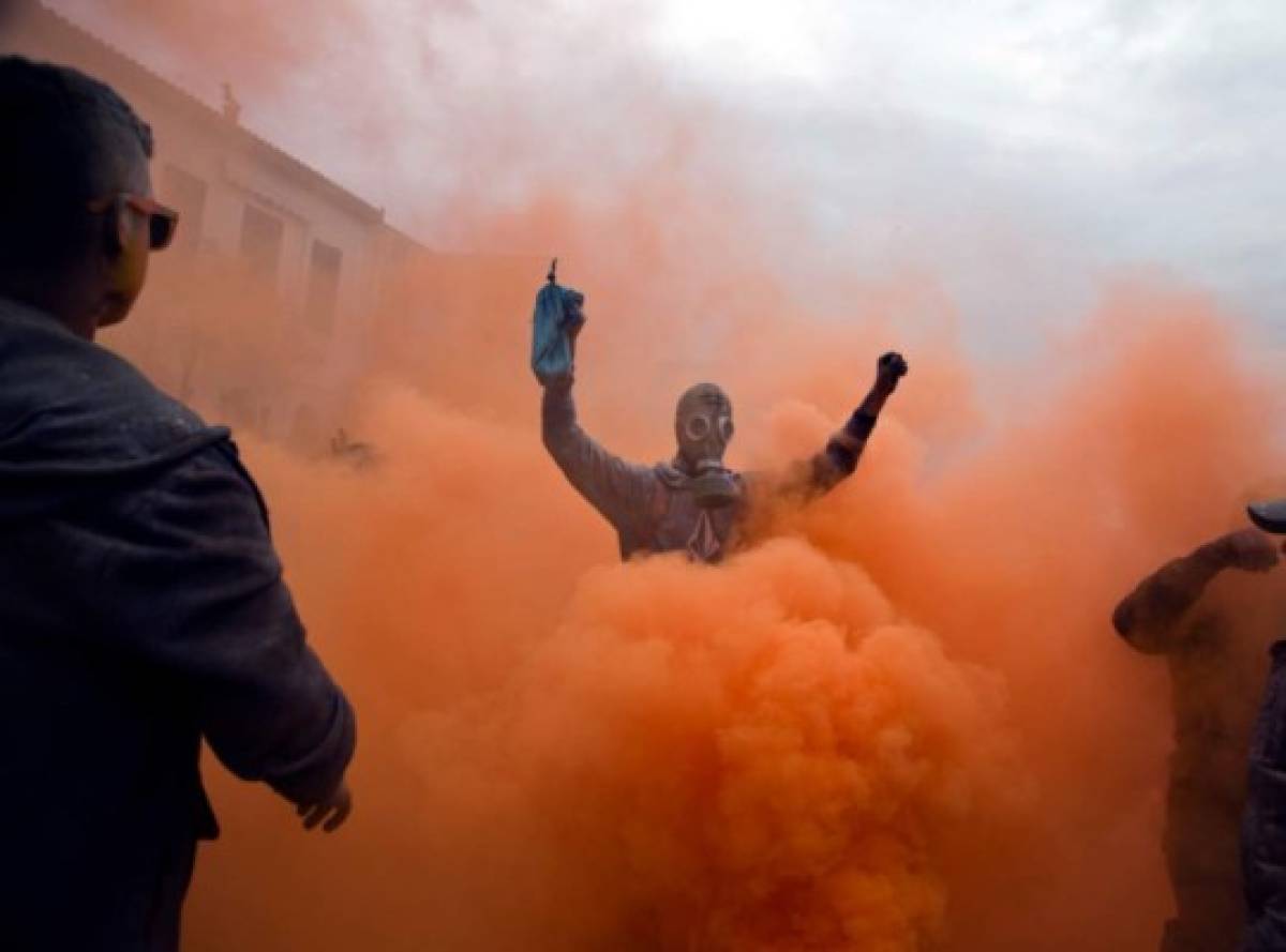 Libran guerra de harina en Grecia tras el fin del Carnaval