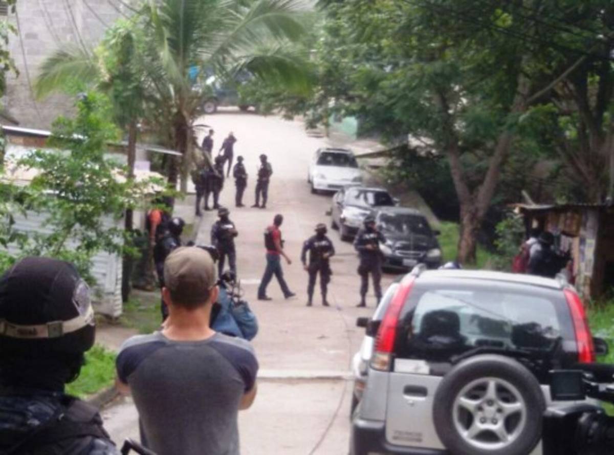 Dos presuntos pandilleros mueren al enfrentarse con policías en la capital