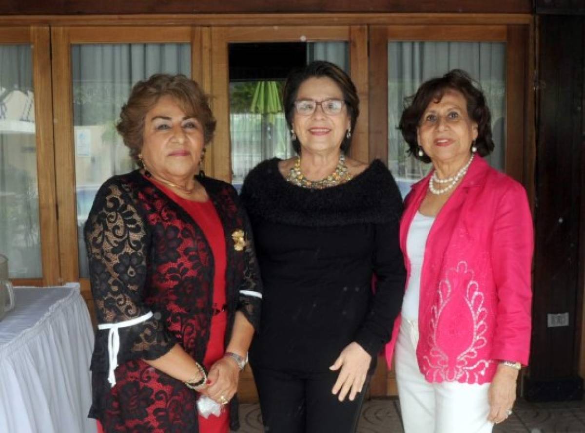 Damas del club charter 100 celebran almuerzo navideño