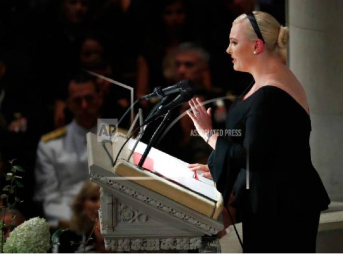 En funeral de McCain, su hija lanza indirectas a Trump