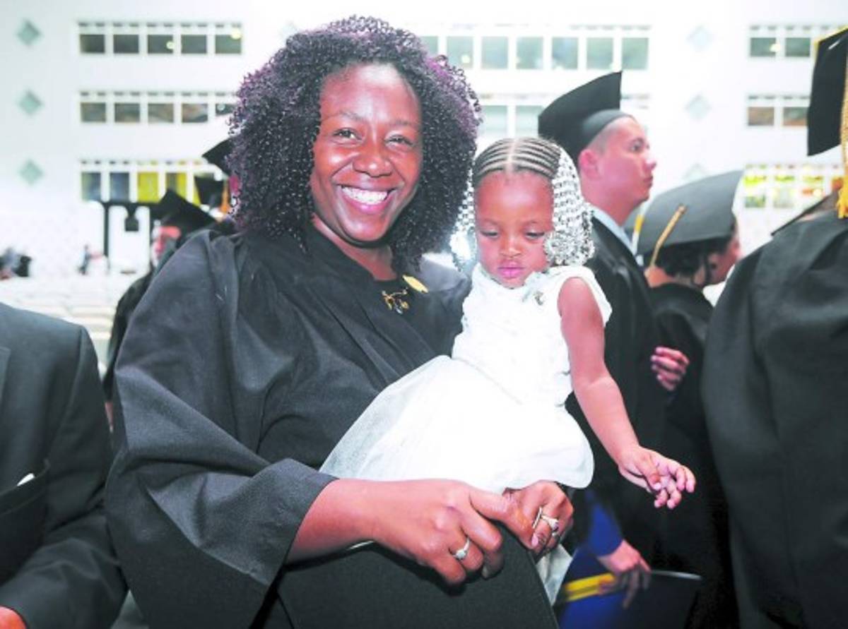 Emotividad y orgullo en coloridas graduaciones de la Universidad Nacional Autónoma de Honduras