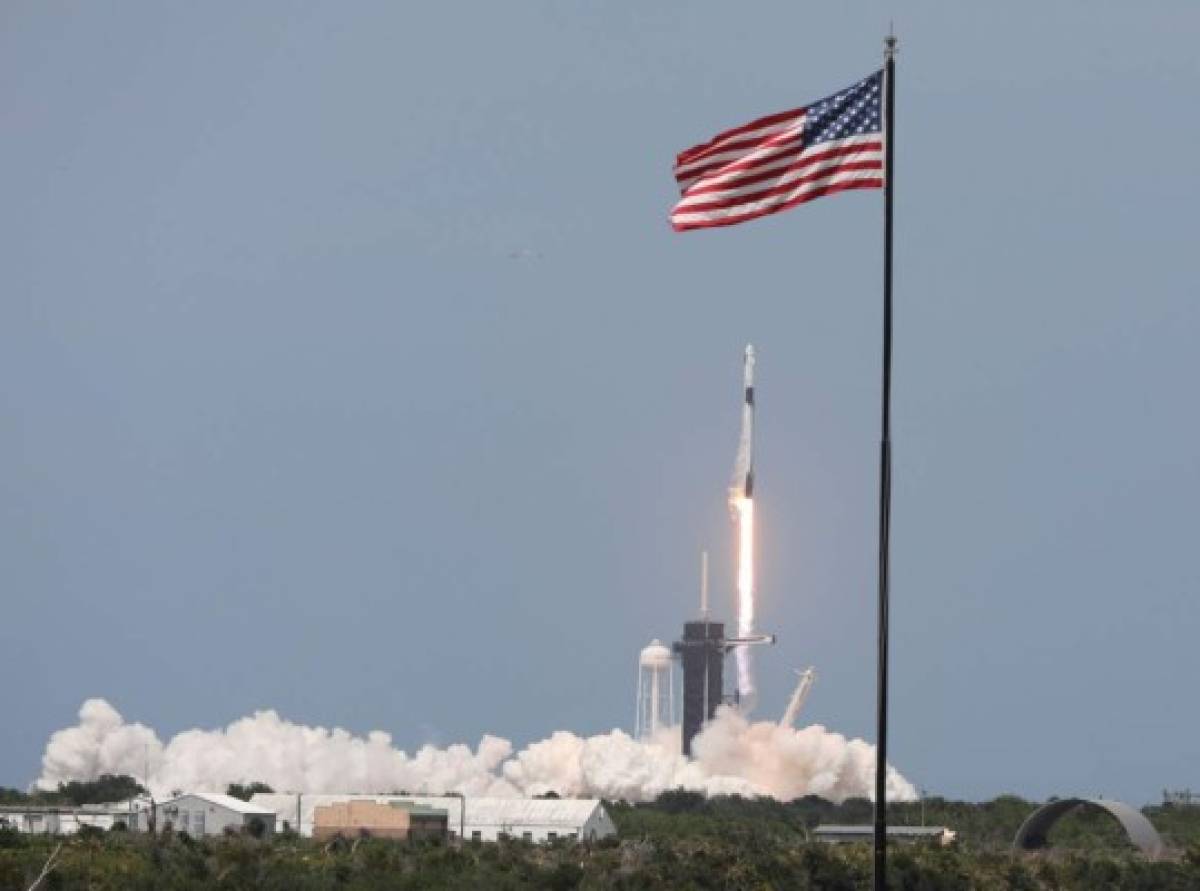 Exitoso despegue de cohete SpaceX con dos astronautas a bordo