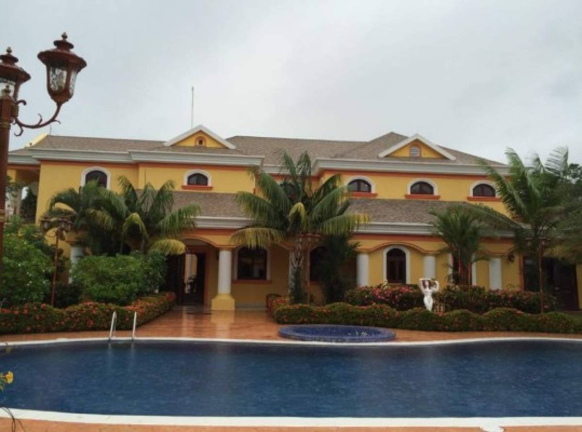 Encuentran autos clásicos y de lujo a narco hondureño preso en Estados Unidos