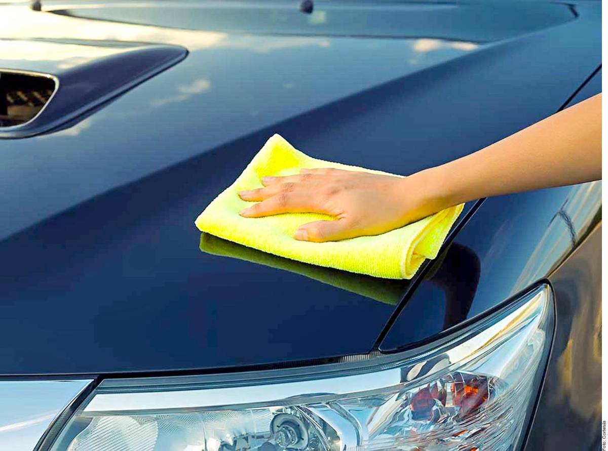 Limpia y seca tu auto con una toalla absorbente siempre que puedas, así evitas que la pintura se dañe.