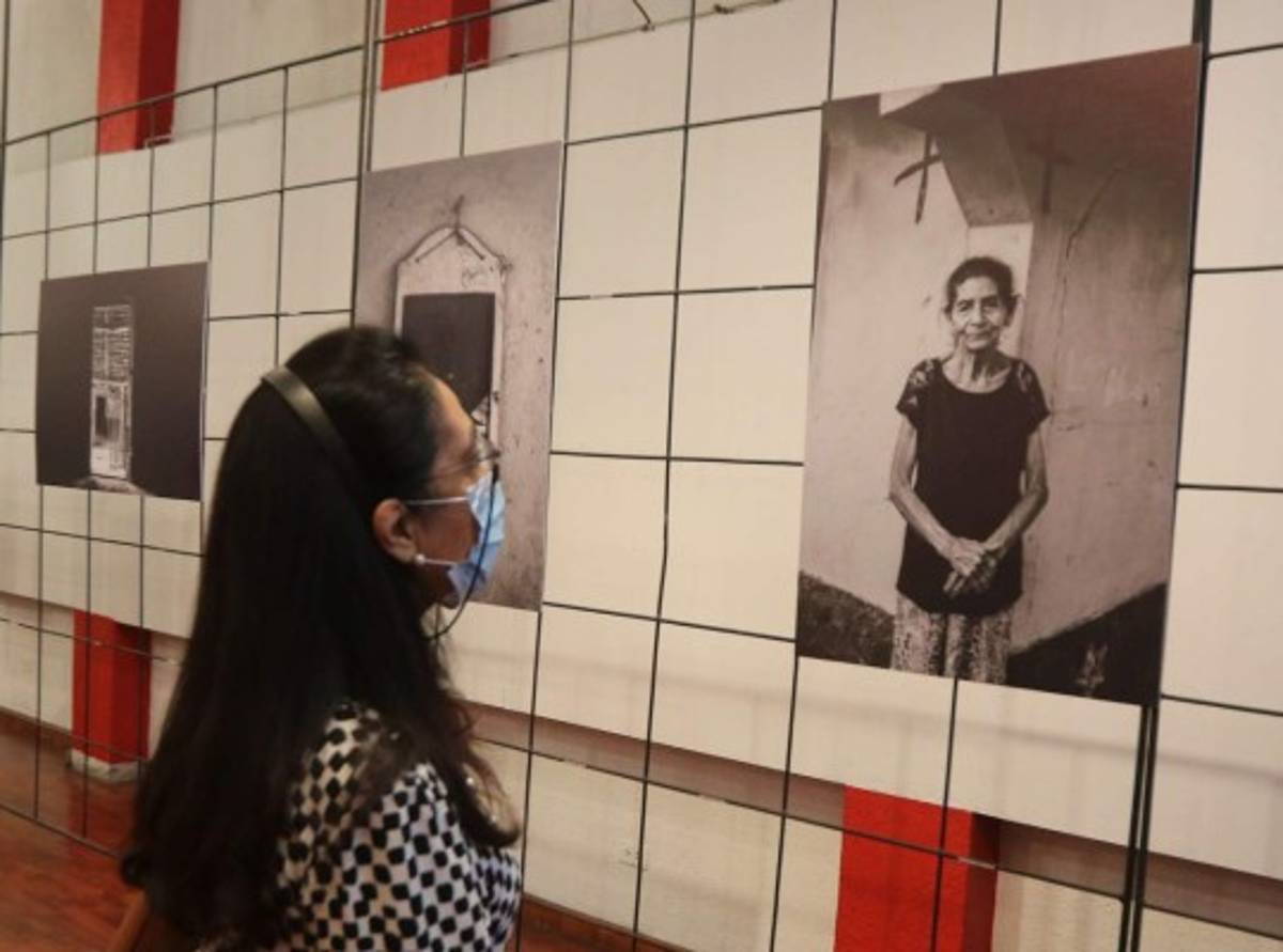 Daniela Lozano expone 'Las crucitas' en la Alianza Francesa