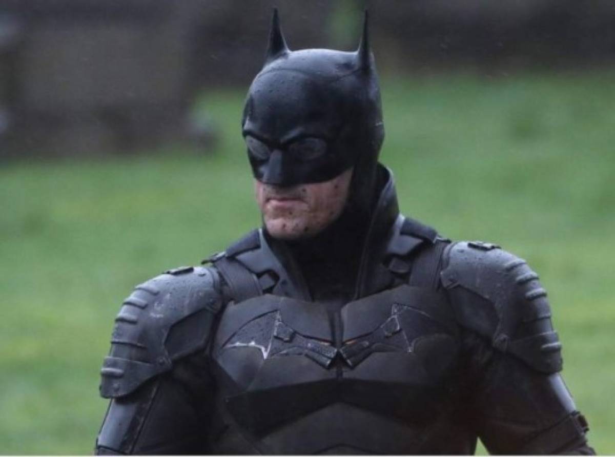 Filtran nuevas fotos del traje que usará Robert Pattinson en Batman