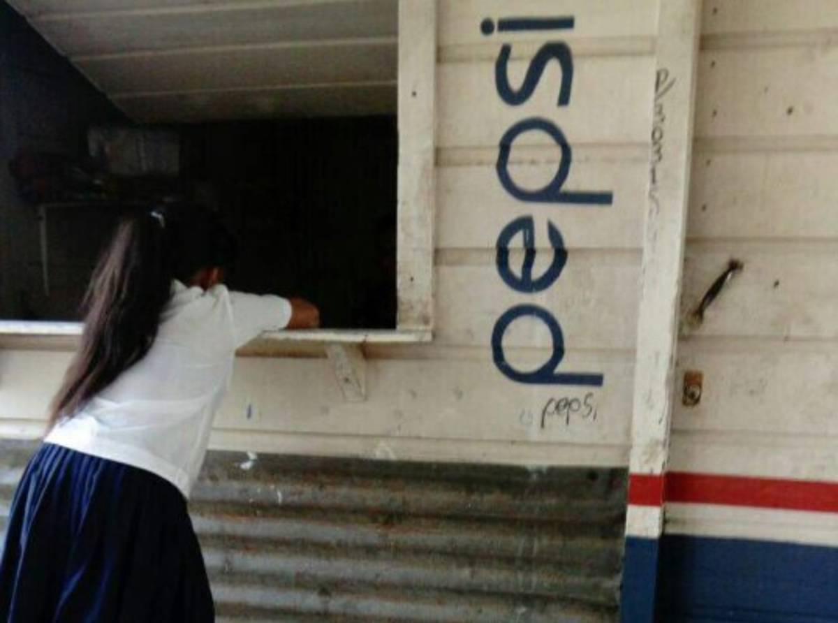 Los estudiantes aprovechan su hora de recreo para consumir alimentos preparados en las cafeterías escolares. Foto cortesía Ministerio Público