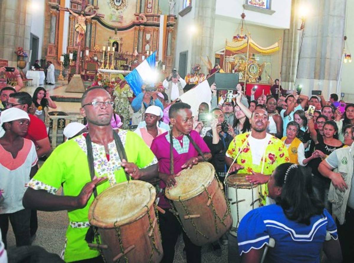 Tambores, maracas y canto para la Morenita
