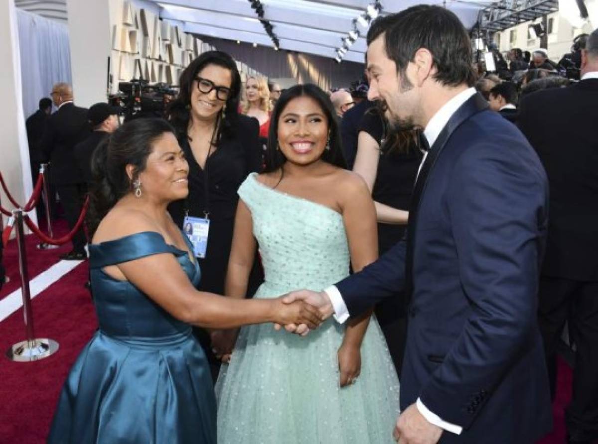 Margarita MartÃ­nez Merino, a la izquierda, madre de Yalitza Aparicio, en el centro, se da la mano con Diego Luna al llegar a la ceremonia de los premios Oscar el domingo 24 de febrero del 2019 en el Teatro Dolby en Los Angeles. (Foto por Charles Sykes/Invision/AP)