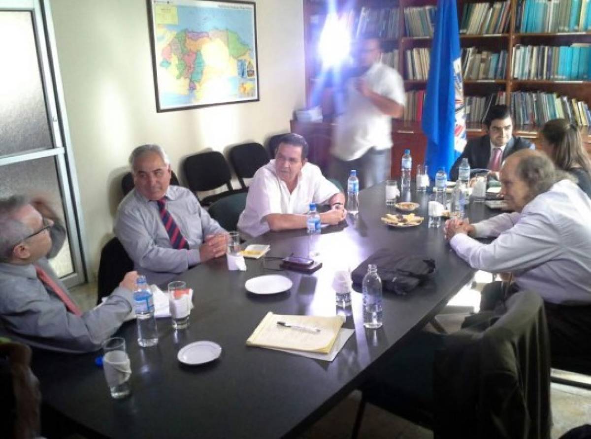 Facilitadores de la OEA y ONU se reúnen con magistrados del TSE