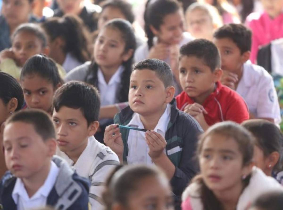 Los escolares llegaron sin uniformes a los centros educativos ya que las clases arrancan mañana (Foto: El Heraldo Honduras/ Noticias de Honduras)