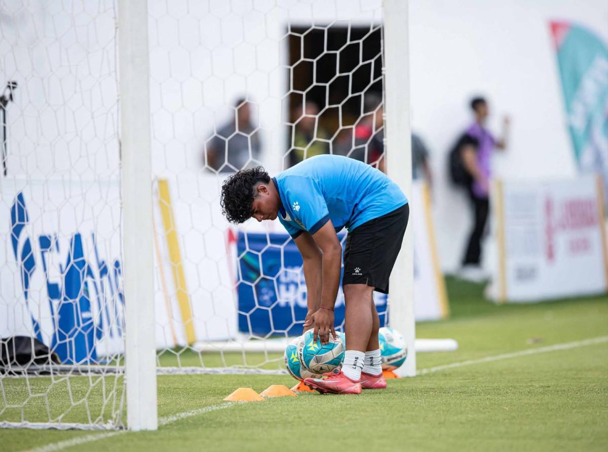 Lindas chicas y siguieron el ejemplo de los tiktokers: Así se vive la previa del Real España-Juticalpa