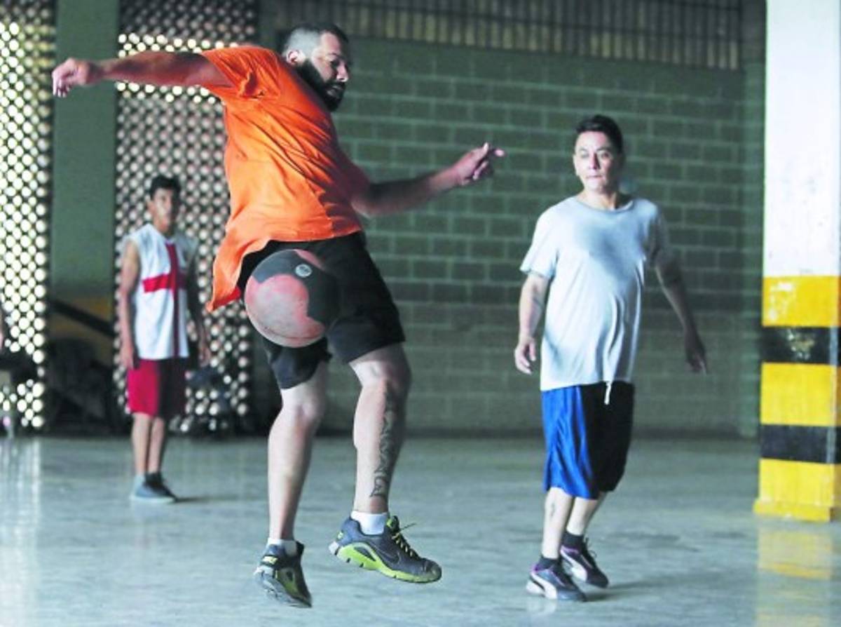 Guerreros catrachos del juego de pelota maya