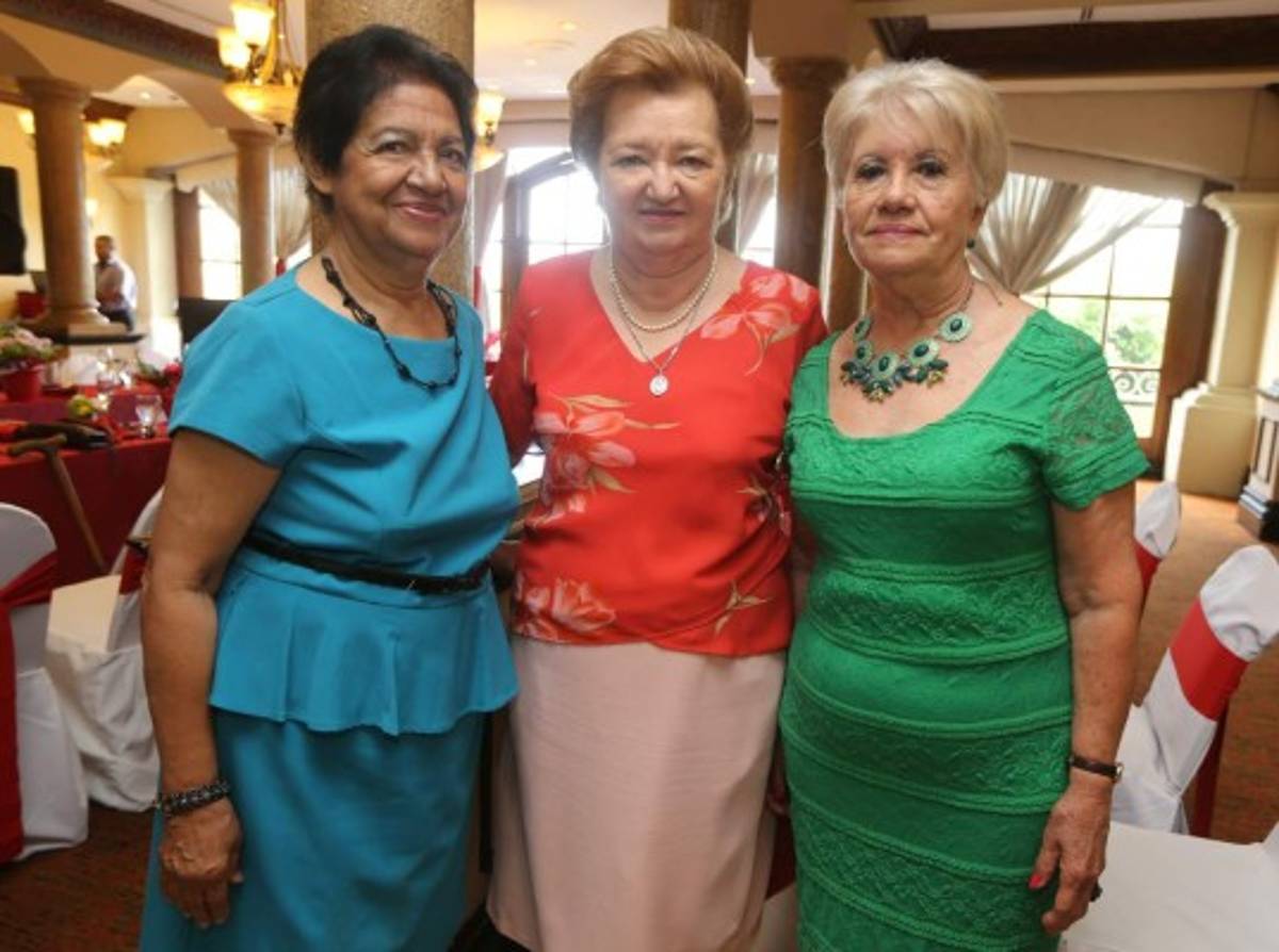 Celebración entre amigas para compartir la dicha de ser mamá.