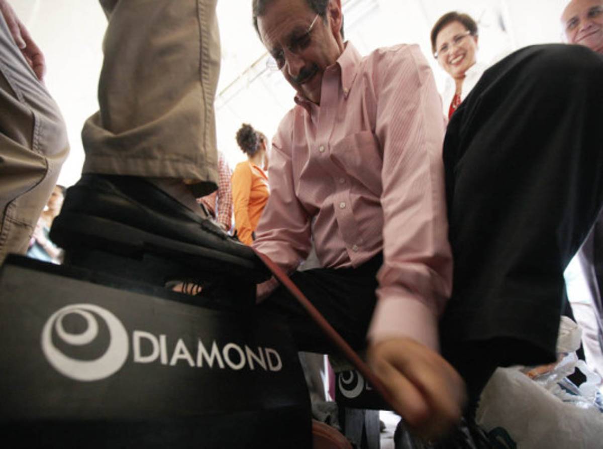 Mauricio Villeda limpia zapatos en Tegucigalpa