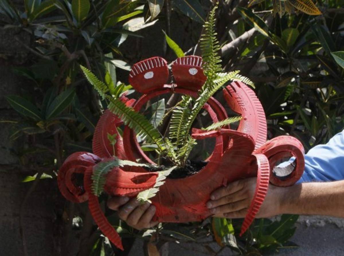 Curiosas obras de arte a base de llantas gastadas