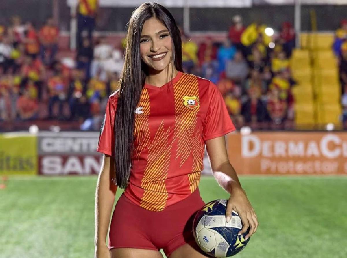 Modelo viral de Costa Rica enciende las redes con propuesta irresistible para jugador hondureño