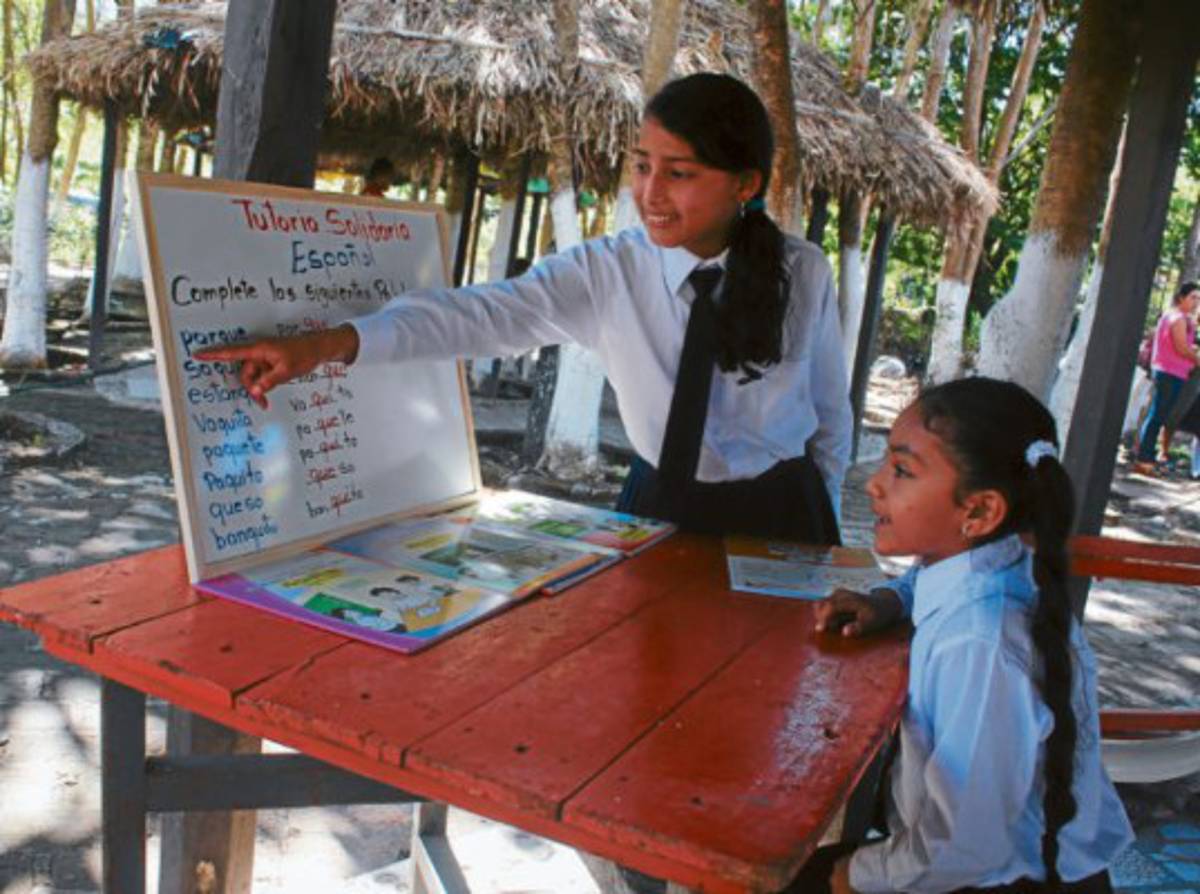 Alumnos con excelencia académica brindan tutorías a reprobados en El Corpus, Choluteca