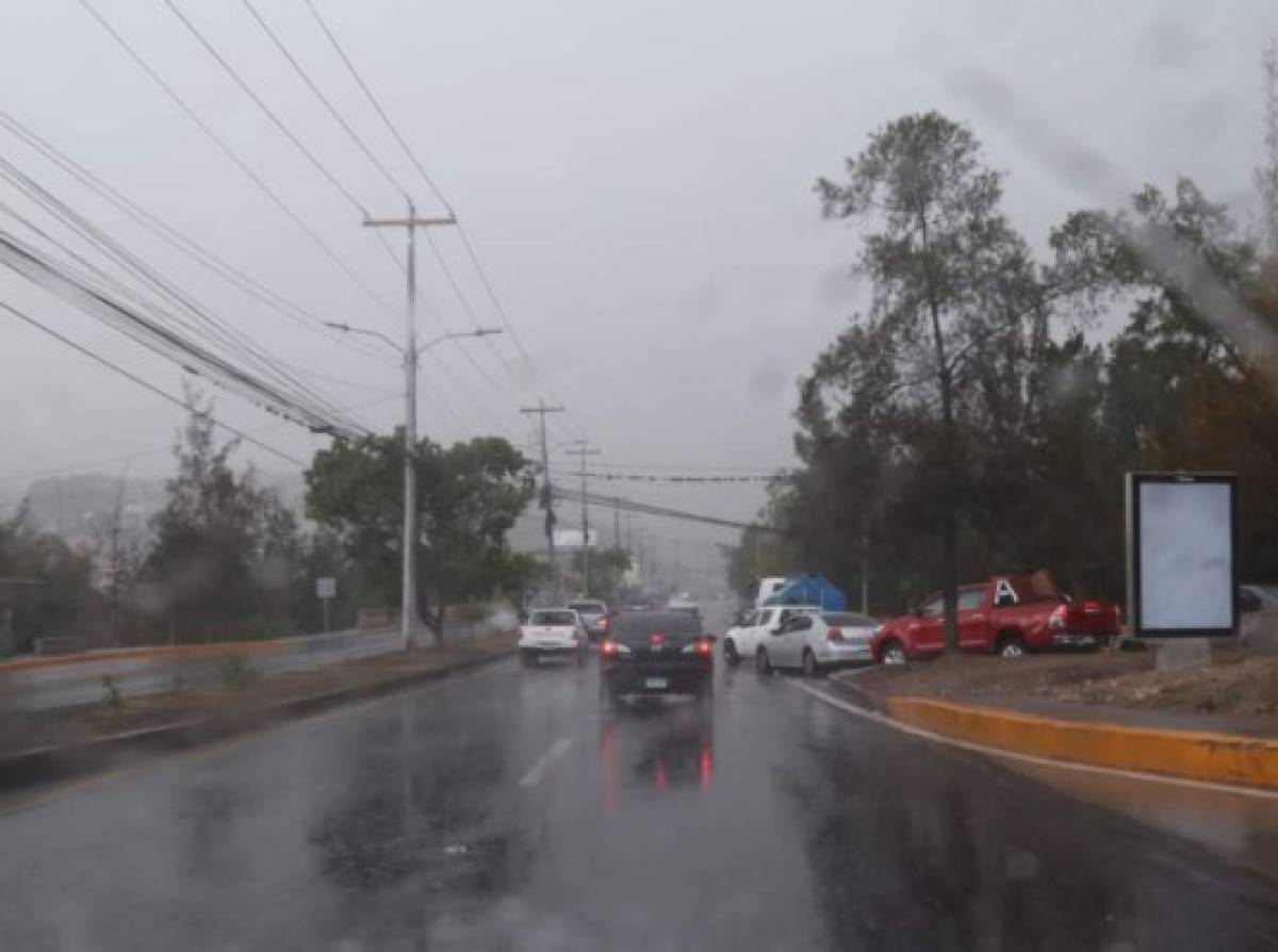 Onda tropical deja lluvias y chubascos sobre el territorio hondureño