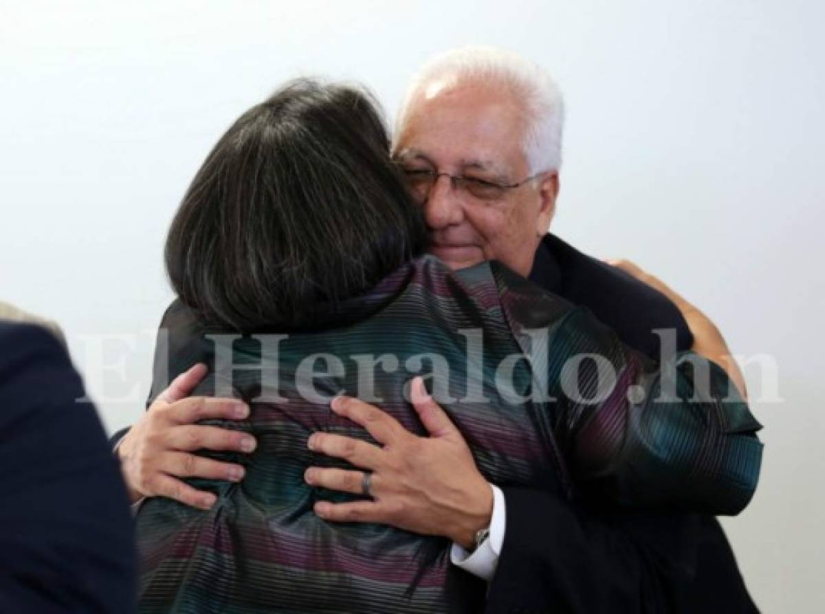 Julieta Castellanos se abraza con su predecesor Francisco Herrera, nuevo rector de la UNAH.