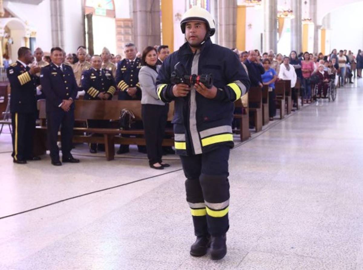 Bomberos ofrendan a la Virgen de Suyapa sus herramientas de trabajo