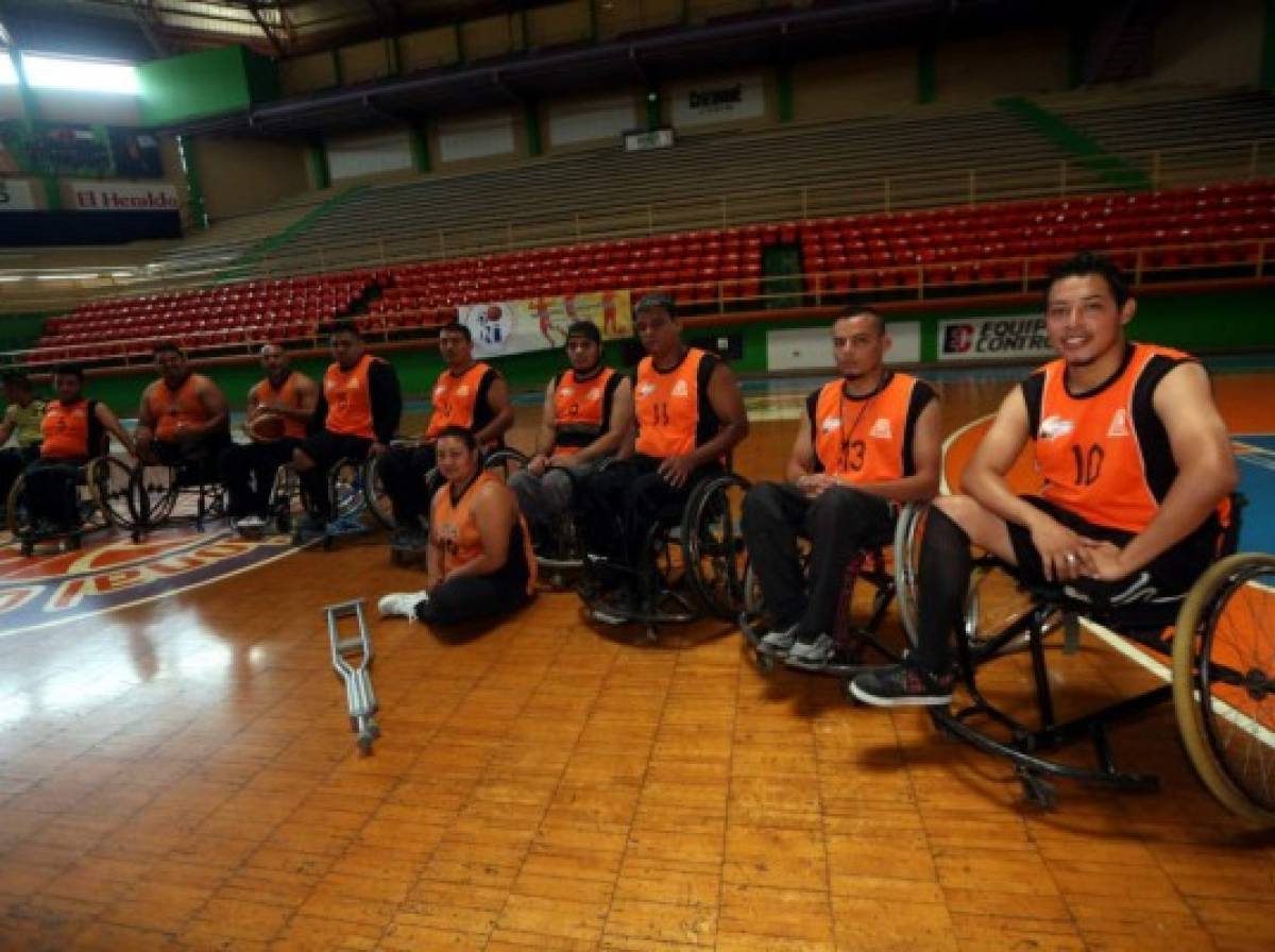Exitosa jornada de baloncesto sobre silla de ruedas...