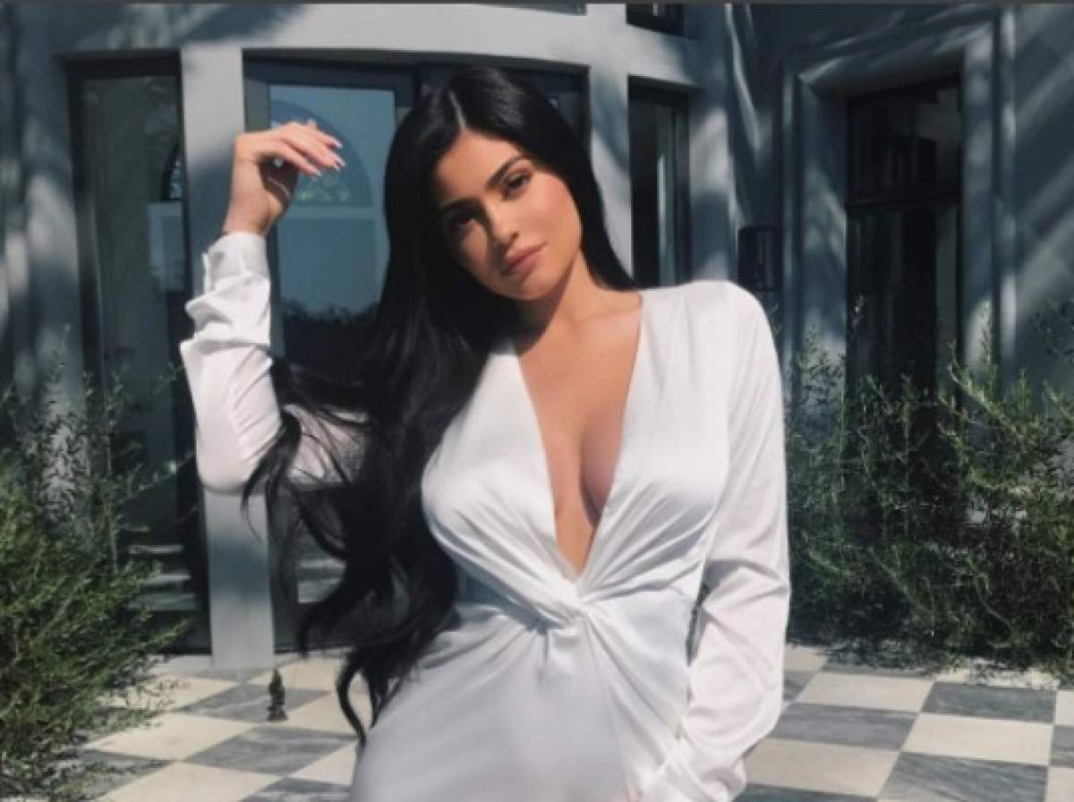 Lanzan disfraz de Kylie Jenner embarazada y es la sensación del momento