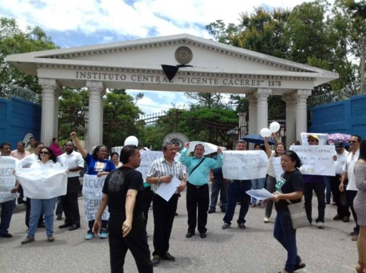 Maestros del Instituto Central realizan plantón para exigir seguridad en las afueras de la institución